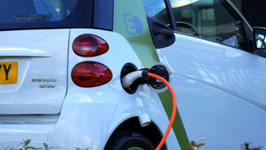 voiture électrique qui fait le plein en station